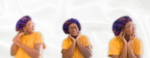 Mulher a sorrir com diferentes expressões enquanto usa uma touca de cetim com padrão africano em tons de roxo e laranja. Veste uma t-shirt mostarda e transmite alegria, autenticidade e orgulho na sua identidade.