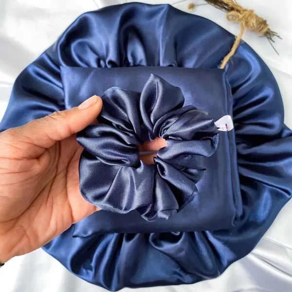 Kit antifrizz azul-marinho com touca, fronha e scrunchie em cetim