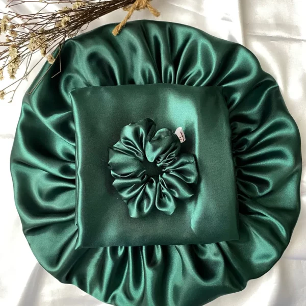 Fronha, scrunchie e touca em cetim verde escuro – kit antifrizz completo