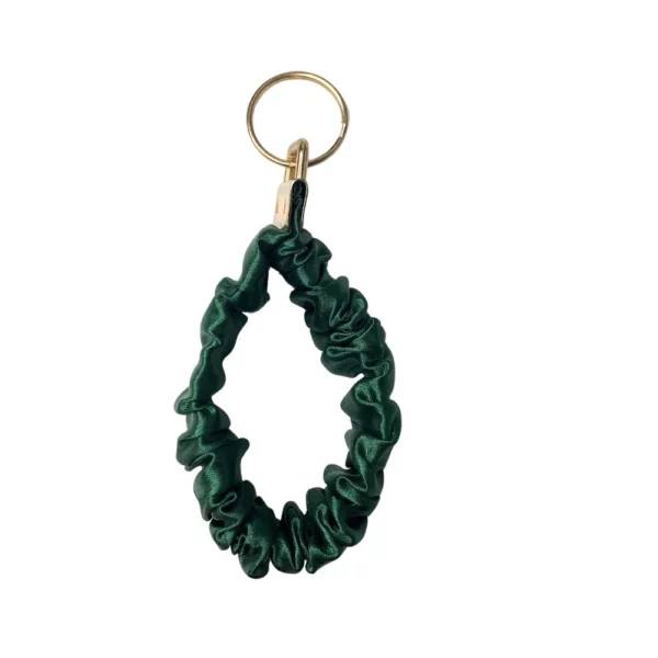 Porta-chaves scrunchie em cetim verde com argola dourada