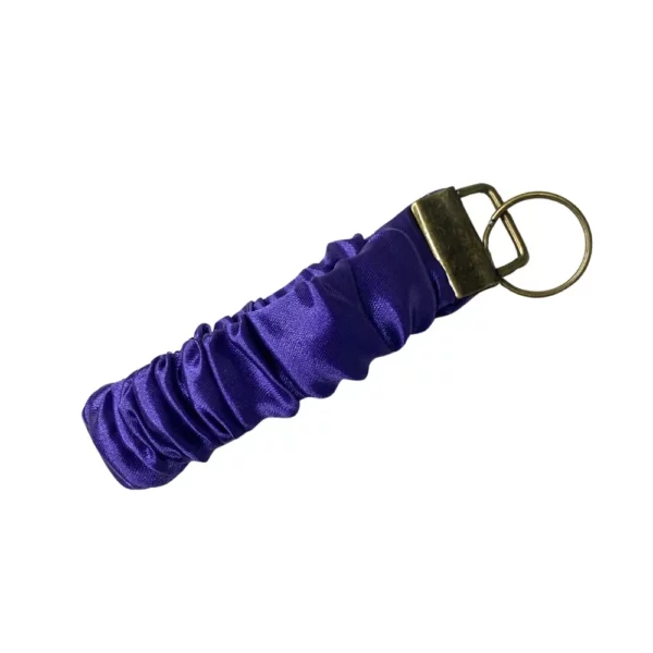 Scrunchie porta-chaves roxo em cetim com argola metálica