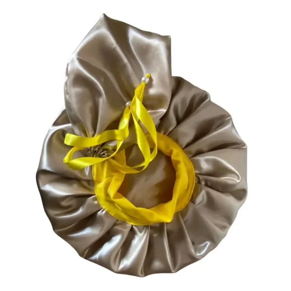 Touca de cetim dourada com interior amarelo, vista superior com detalhe dos elásticos ajustáveis.