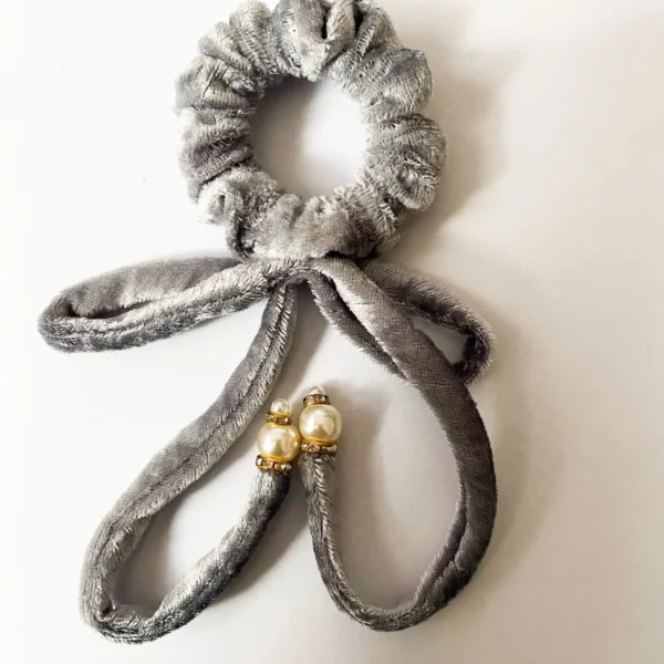 Scrunchie de veludo cinza com laço e pérolas decorativas nas pontas – acessório elegante da Preta Cabelo Bedjo.