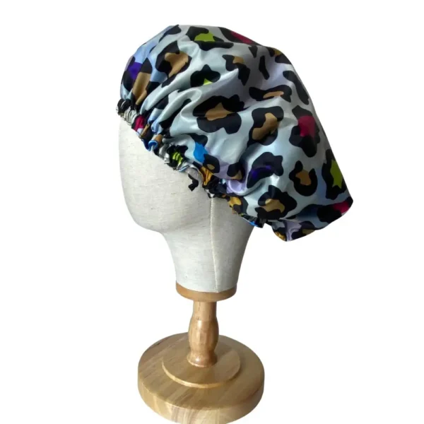 touca de banho padrão animal print com cetim azul